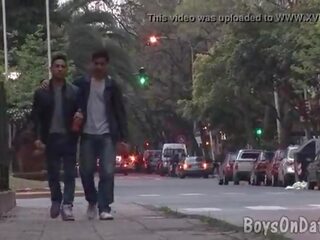 Divi adolescents hook augšup par gejs viens pret vienu